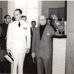1942, Ministro Bottai e il pittore Orazio Amato accanto alla Gallina di Crocetti